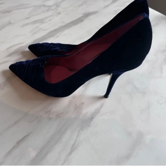 Oscar Tiye blue velvet heels. - Picture 2 of 5